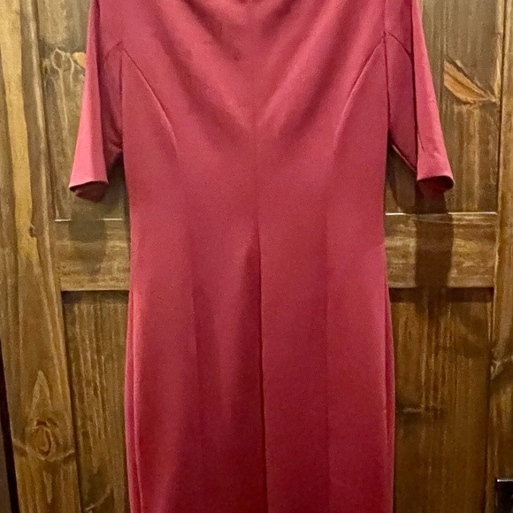 Tahari fully lined knit dress w/ 3/4 length sleeves. Shaping seams 8. PERFECT. - Picture 4 of 6